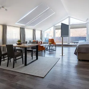 https://kaiser-max-suite-at-the-golden-roof.ischgl-hotels.net